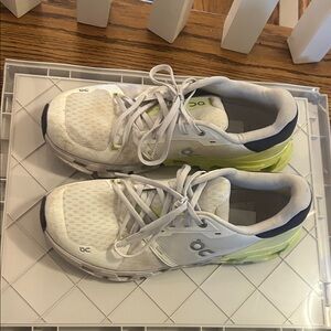 On Cloud women’s White and Yellow Sneakers size 9 perfect condition